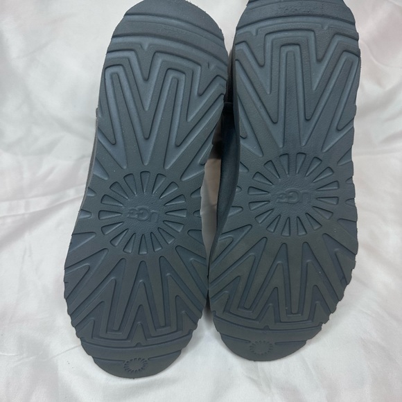 Women’s UGG boots in a size 6.5 (4.5-5 in kids) - Picture 4 of 5